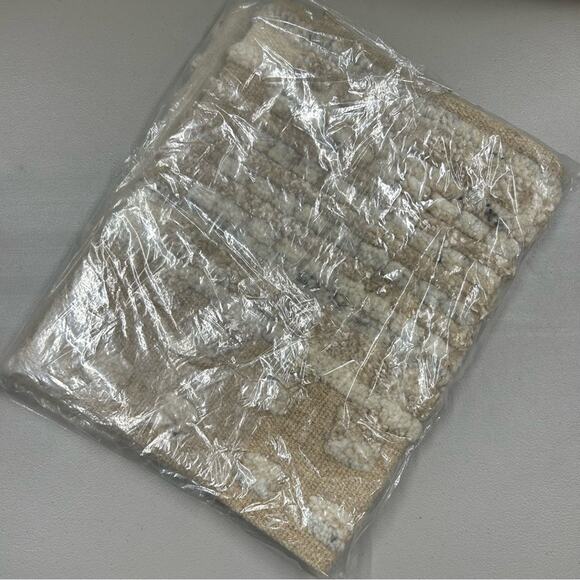 Pottery Barn Wynee Textured Lumbar Pillow Cover Zipper Beige Tan Light Brown NWT - Picture 4 of 5